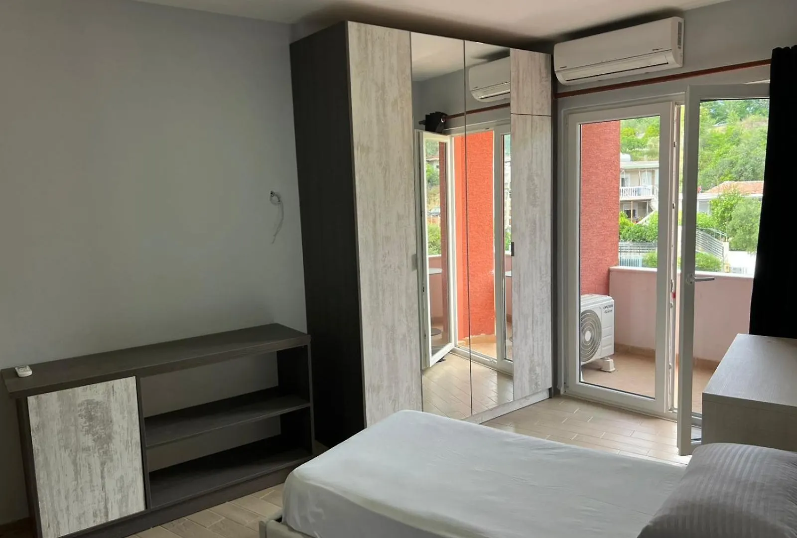 Studio Aprtment Urbannest Tiran 0*,